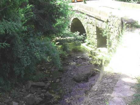 viagens passando por pontes de pedra