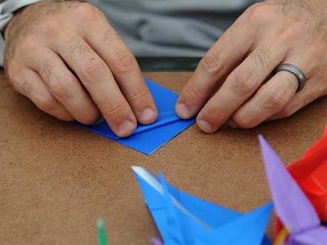 Cursos gratuitos de Origami, Canto e Piano