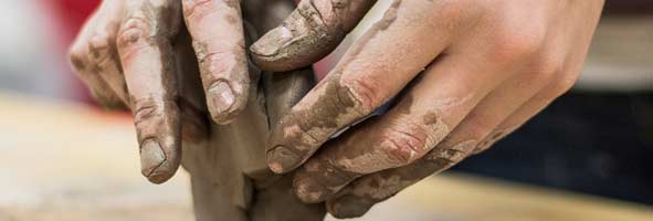 Cursos de cerâmica torno elétrico e arte livre na FMO