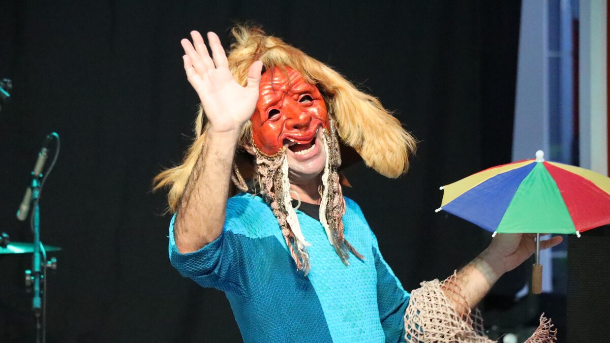 Sesc Ipiranga tem baile de figuras populares de graça no sábado e estreia peça infantil com teatro de sombras no domingo