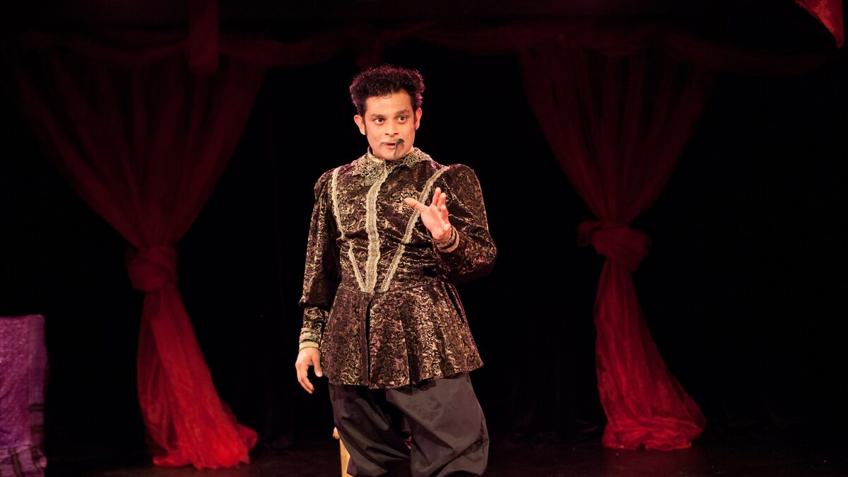 "Madbeth": o indiano Rupesh Tillu transforma Macbeth em comédia física interativa no Sesc Vila Mariana